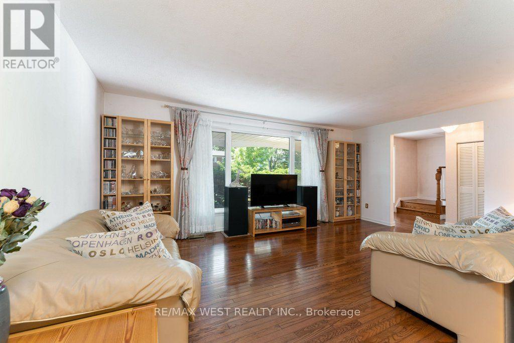 2 Robinter Drive, Toronto, Ontario  M2M 3P9 - Photo 14 - C13640496