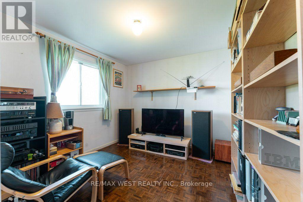 2 Robinter Drive, Toronto, Ontario  M2M 3P9 - Photo 27 - C13640496