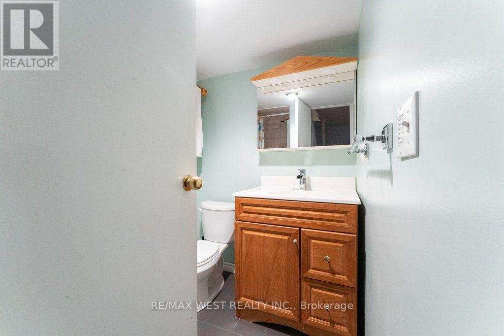 2 Robinter Drive, Toronto, Ontario  M2M 3P9 - Photo 32 - C13640496