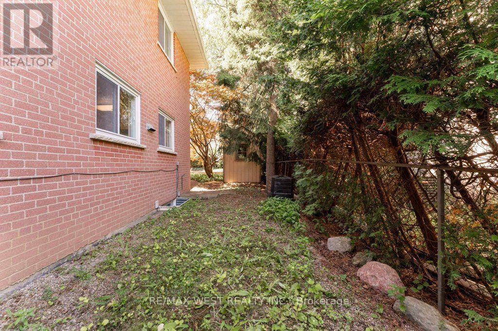 2 Robinter Drive, Toronto, Ontario  M2M 3P9 - Photo 34 - C13640496
