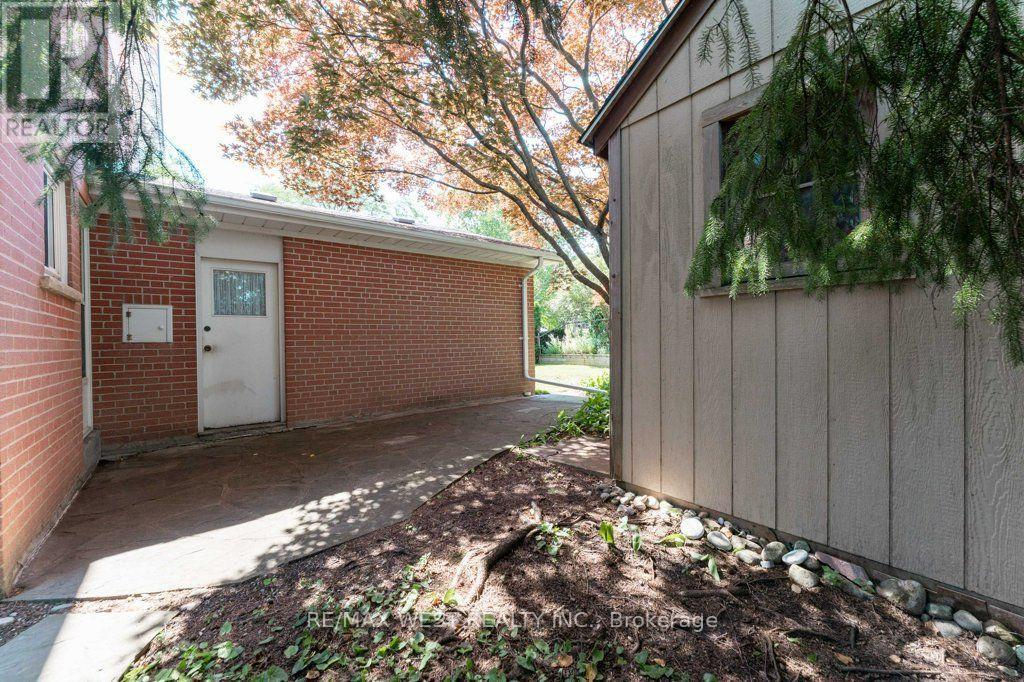 2 Robinter Drive, Toronto, Ontario  M2M 3P9 - Photo 37 - C13640496