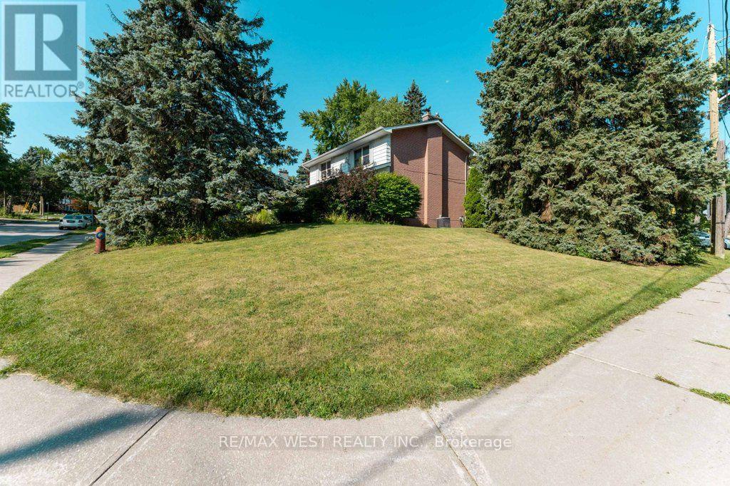 2 Robinter Drive, Toronto, Ontario  M2M 3P9 - Photo 4 - C13640496