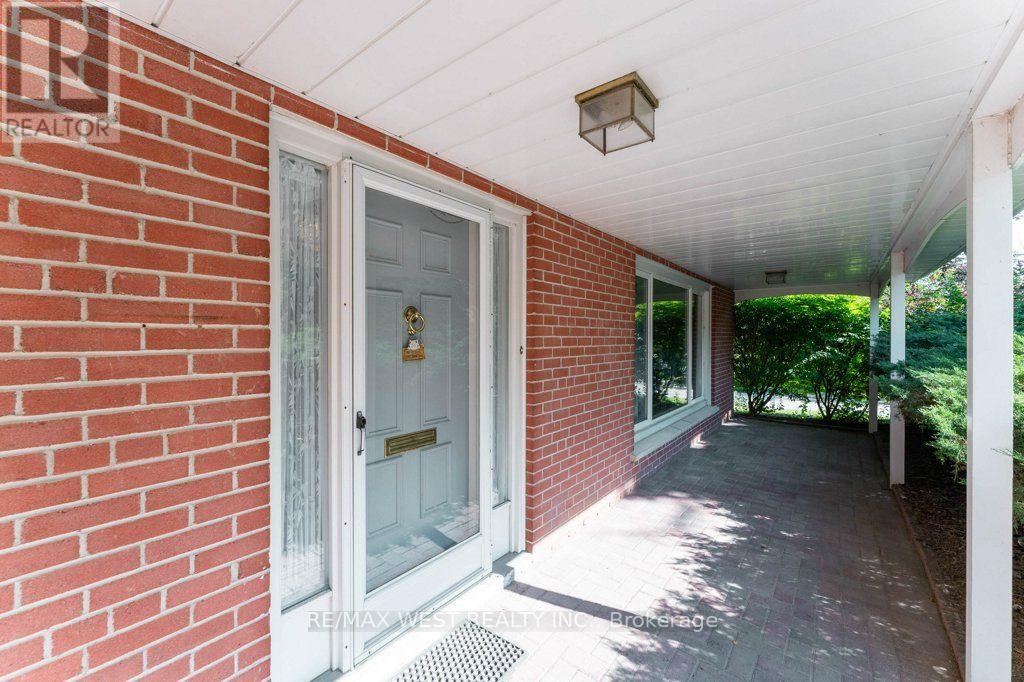 2 Robinter Drive, Toronto, Ontario  M2M 3P9 - Photo 8 - C13640496