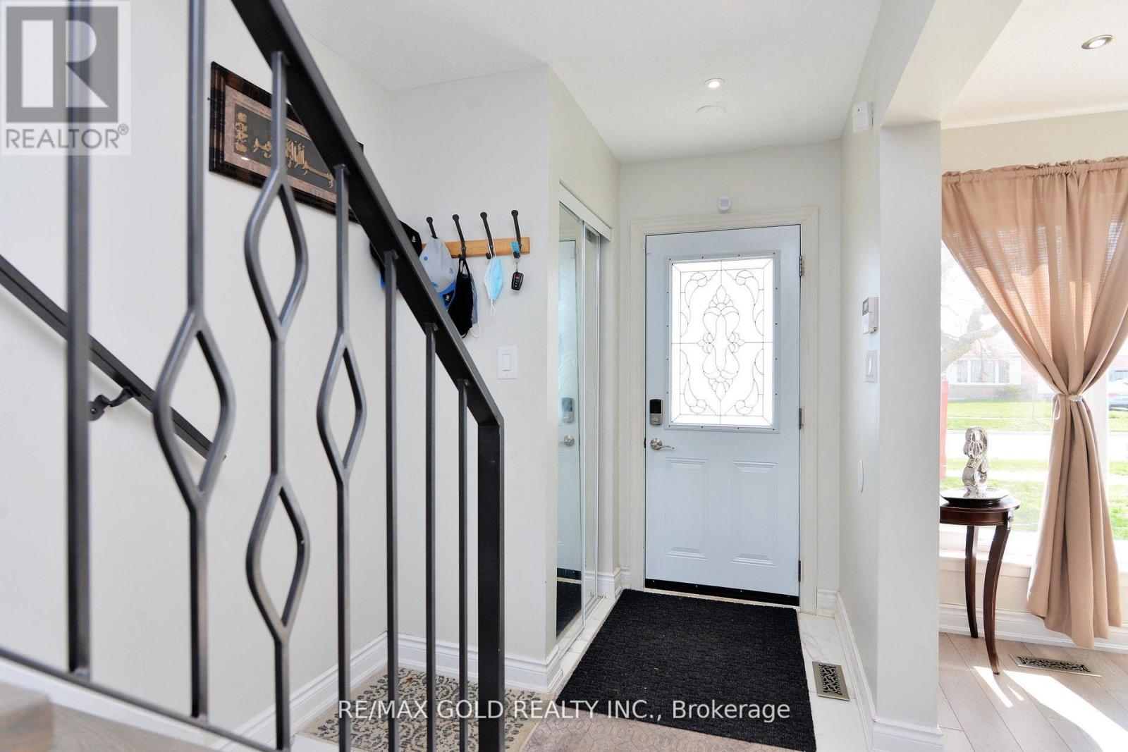 48 Garside Crescent, Brampton, Ontario  L6S 1H6 - Photo 5 - W13640318