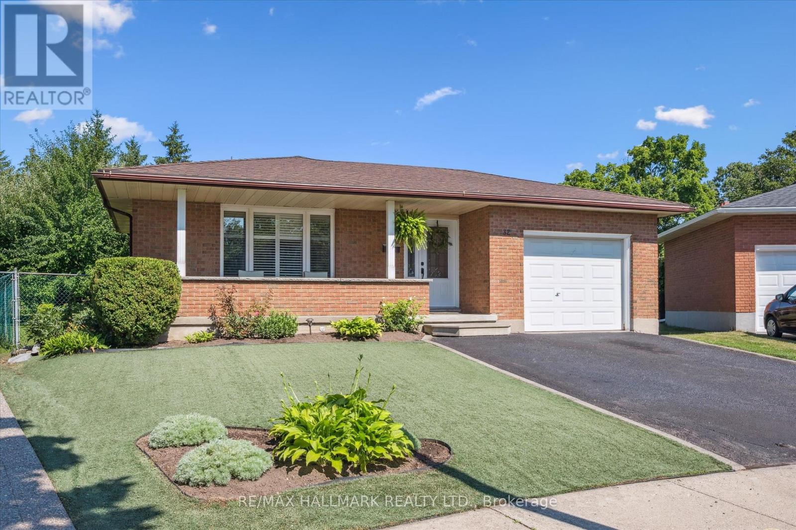 32 WARWICK COURT, Kitchener, Ontario
