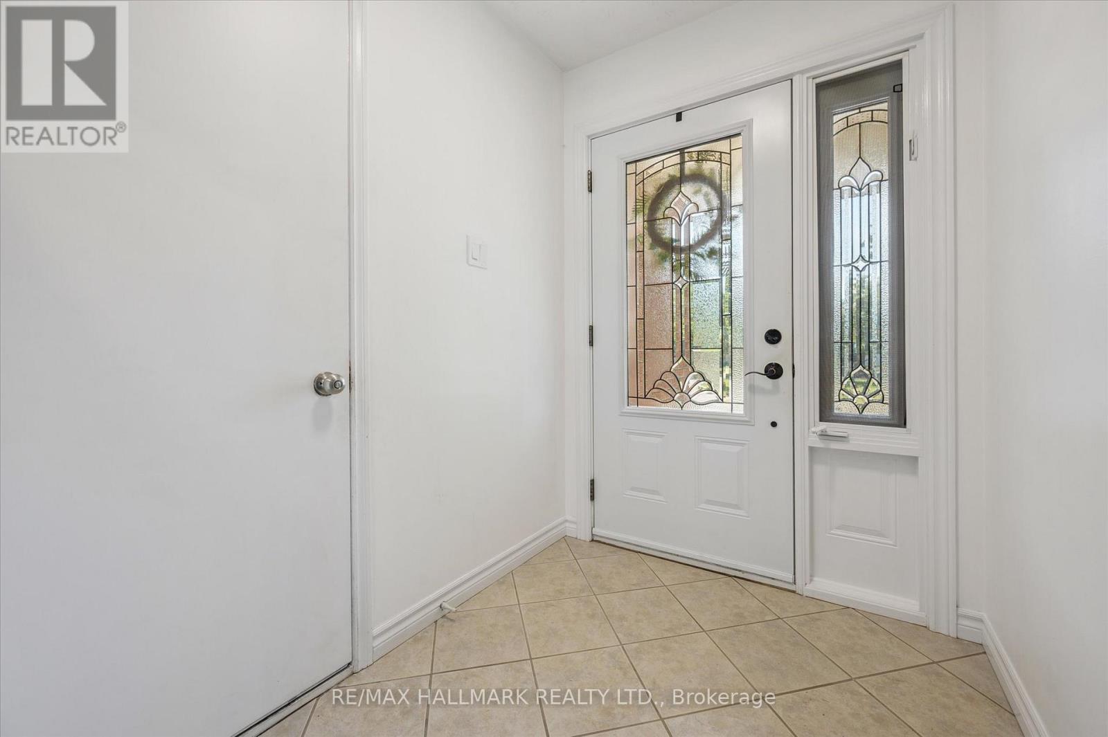32 Warwick Court, Kitchener, Ontario  N2E 2P1 - Photo 4 - X13640254