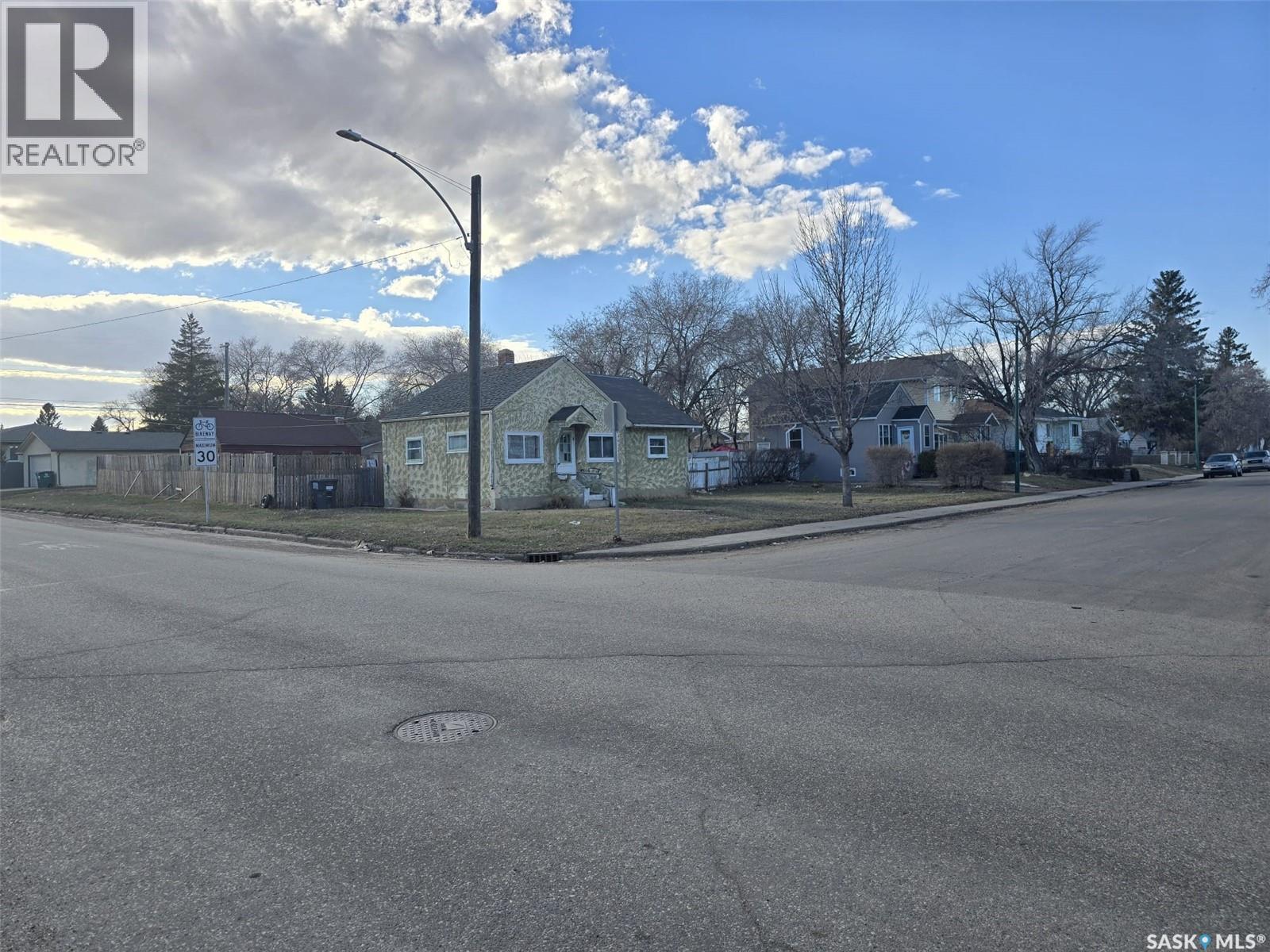 201 R Avenue N, Saskatoon, Saskatchewan  S7L 2Y6 - Photo 3 - SK044500