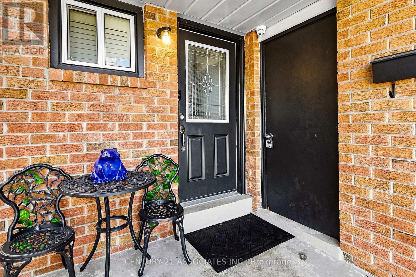 80 Stephensen Court, Brampton, Ontario  L6V 3X8 - Photo 4 - W13632372
