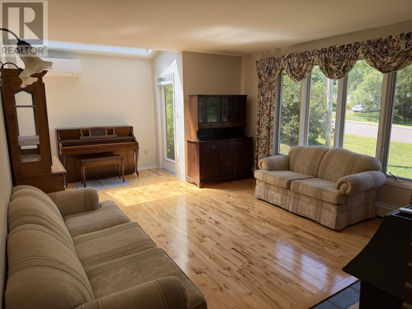 28 Mackay Drive, Charlottetown, Prince Edward Island  C1A 5W3 - Photo 4 - 202619614
