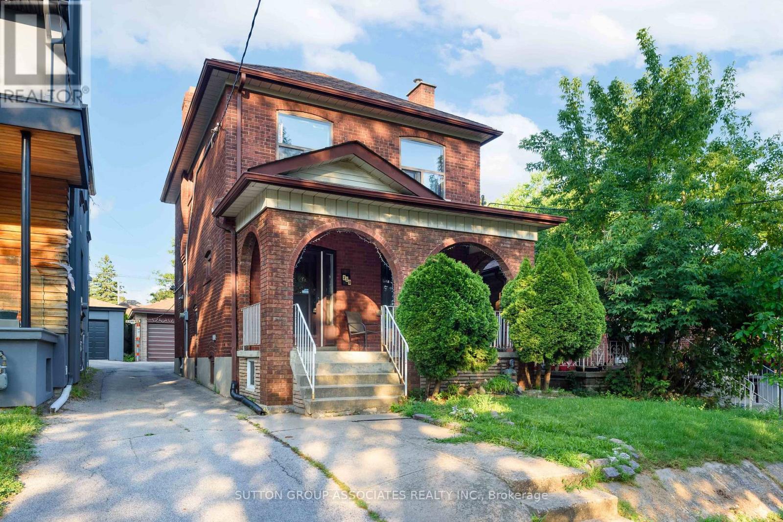 <div class="slider-price">$1,099,000</div><p>219 Atlas Avenue, Toronto, Ontario</p>