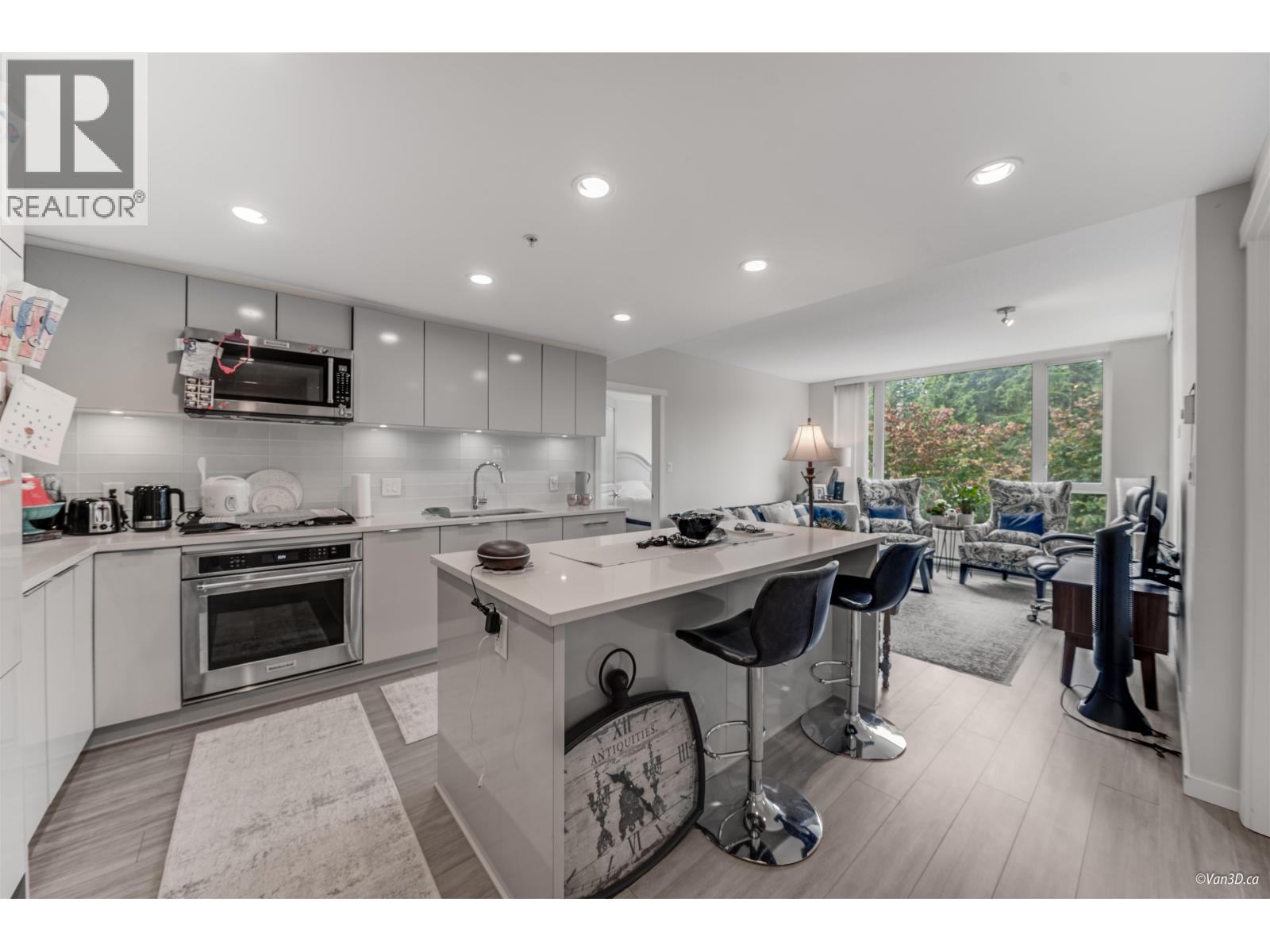 304 3100 Windsor Gate, Coquitlam, British Columbia  V3B 0P3 - Photo 2 - R3152787