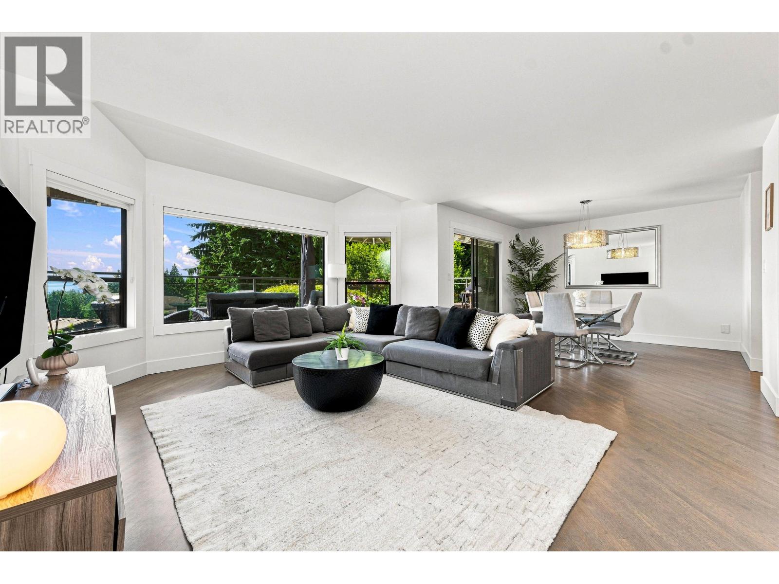 5723 Owl Court, North Vancouver, British Columbia  V7R 4V1 - Photo 2 - R3152789