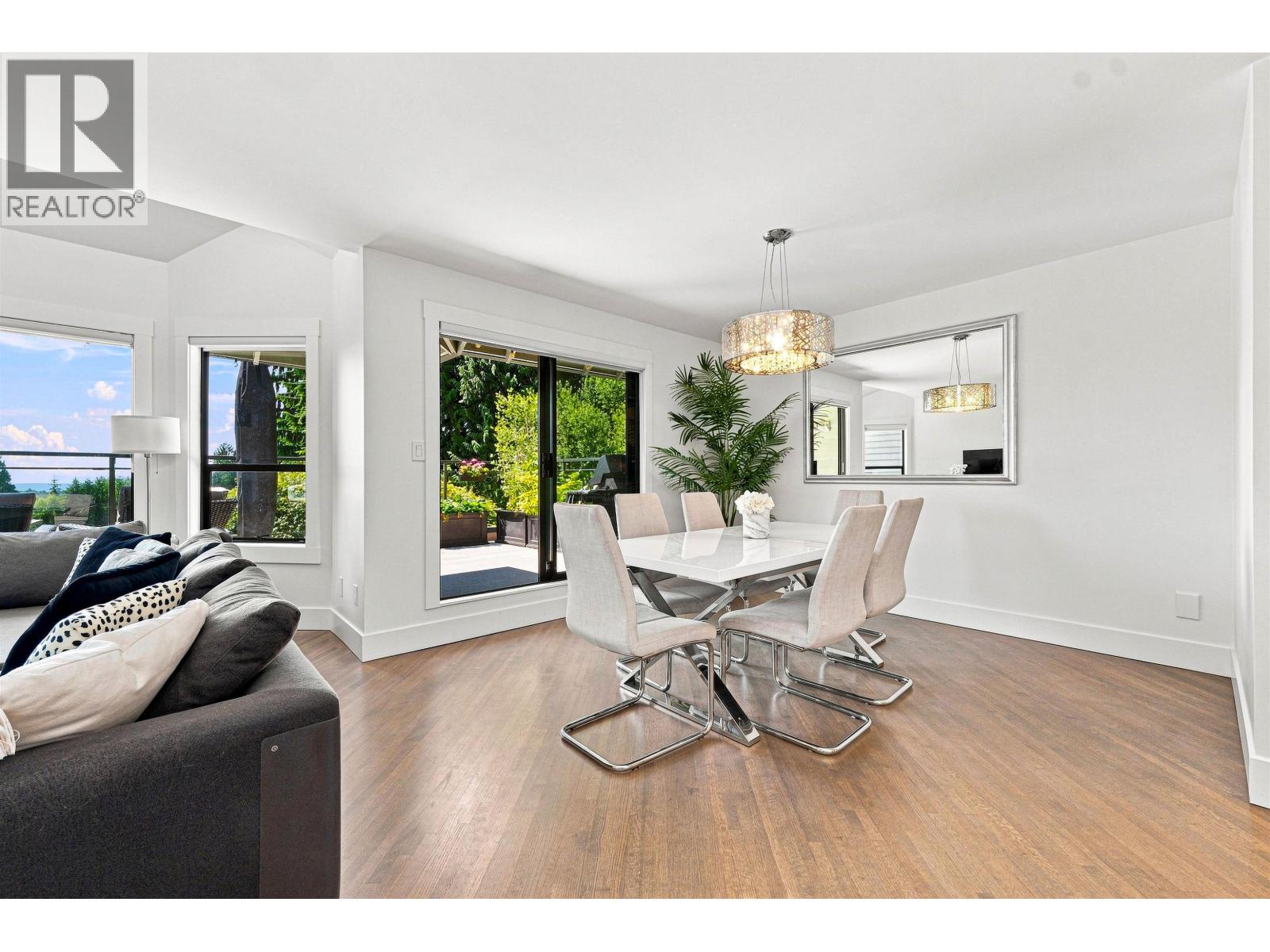 5723 Owl Court, North Vancouver, British Columbia  V7R 4V1 - Photo 5 - R3152789