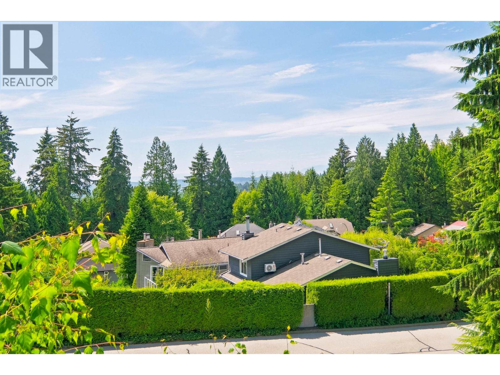 5723 Owl Court, North Vancouver, British Columbia  V7R 4V1 - Photo 9 - R3152789