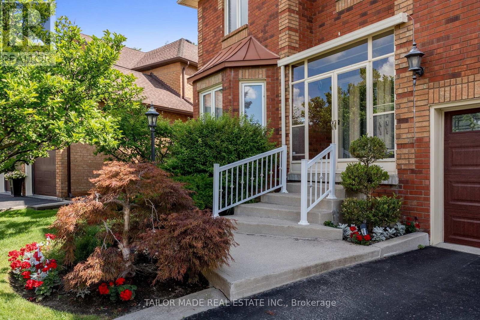 3 Stonegate Drive, Brampton, Ontario  L6Z 3L7 - Photo 2 - W13640554