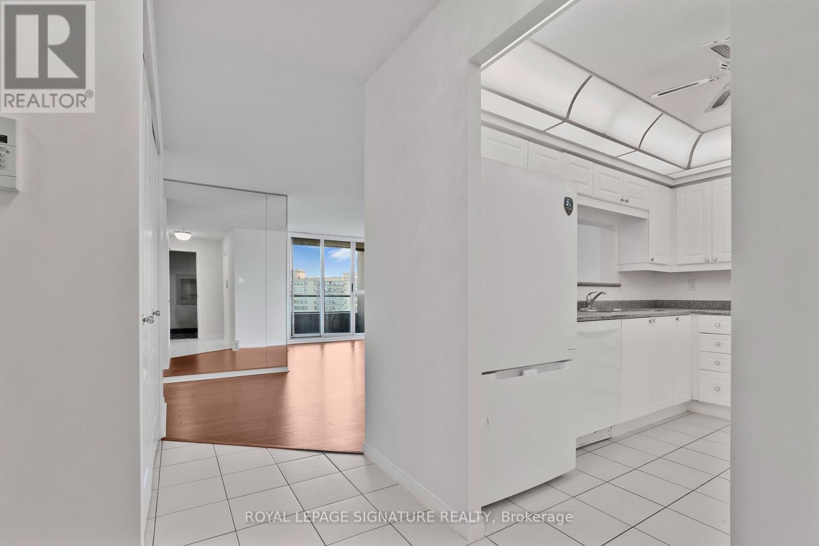 1410 - 11 Townsgate Drive, Vaughan, Ontario  L4J 8G4 - Photo 8 - N13640234