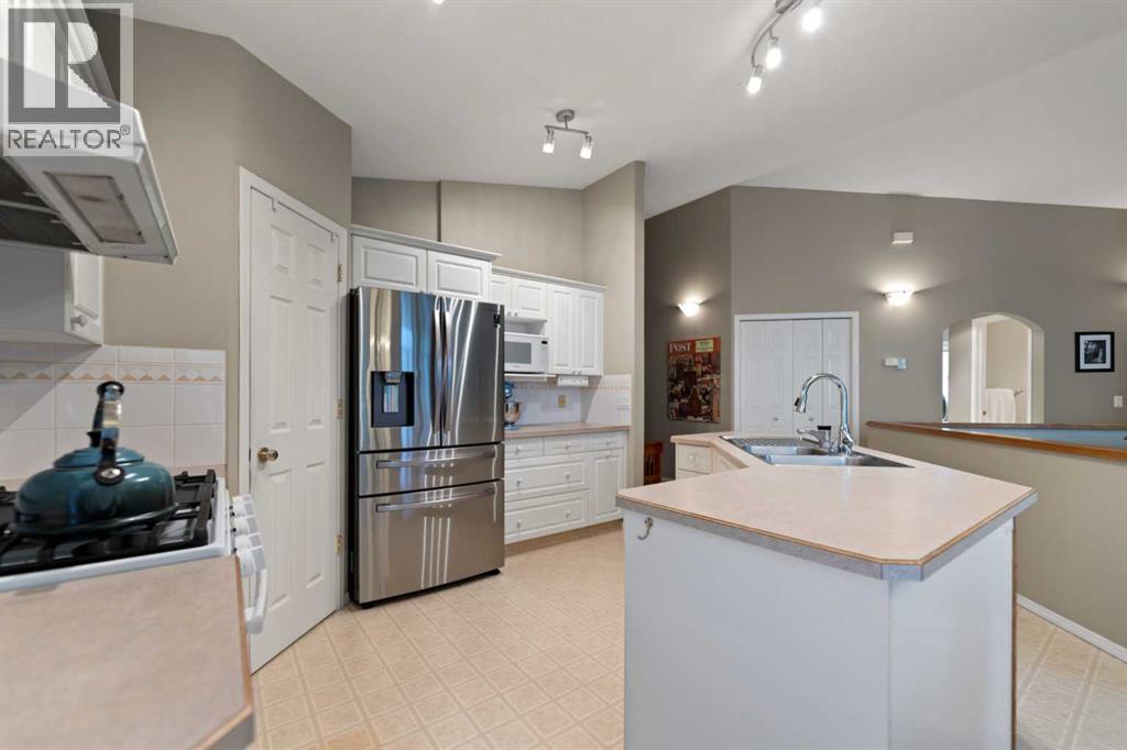 13 Somerset Gate SW, Calgary, Alberta  T2Y 3G9 - Photo 8 - A2318838