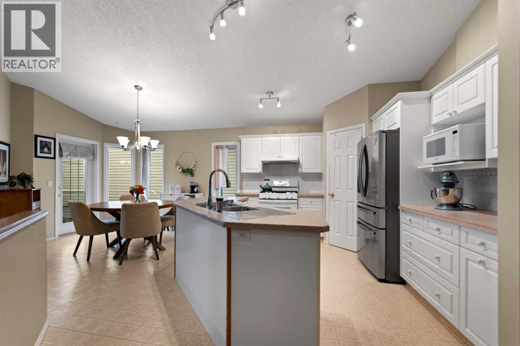 13 Somerset Gate SW, Calgary, Alberta  T2Y 3G9 - Photo 6 - A2318838