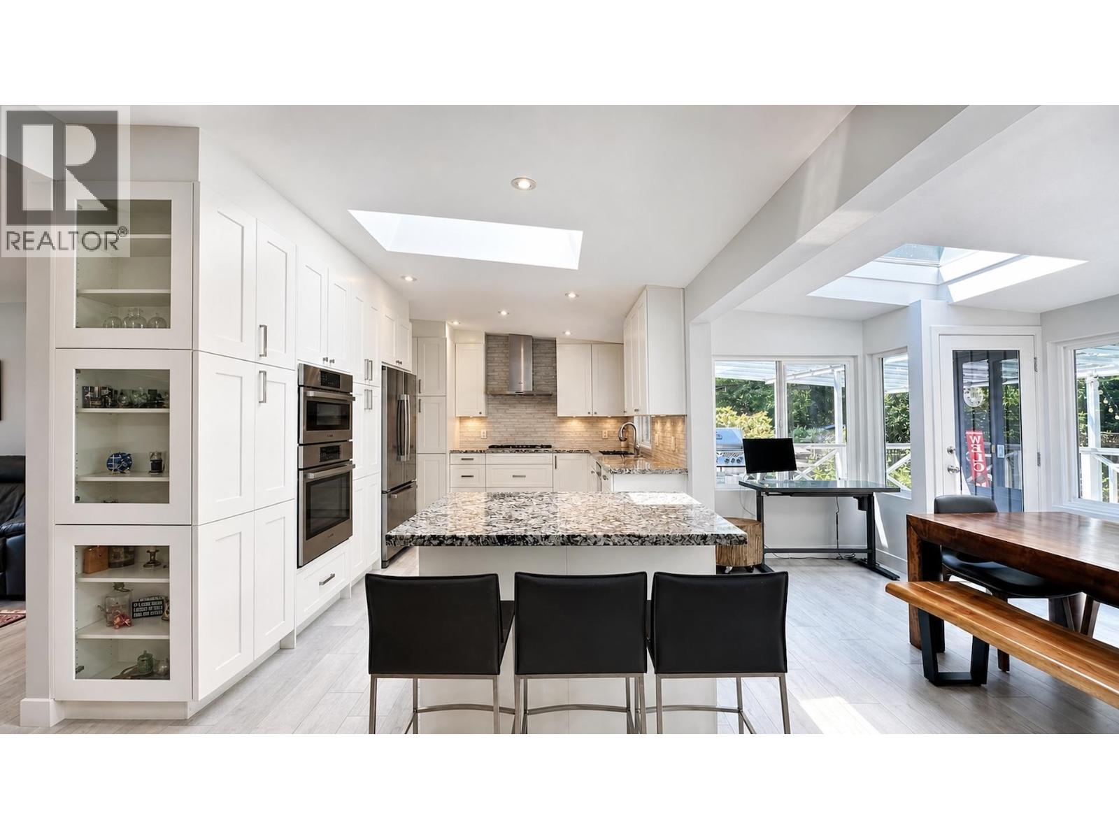 1398 CHAMBERLAIN DRIVE, North Vancouver, British Columbia