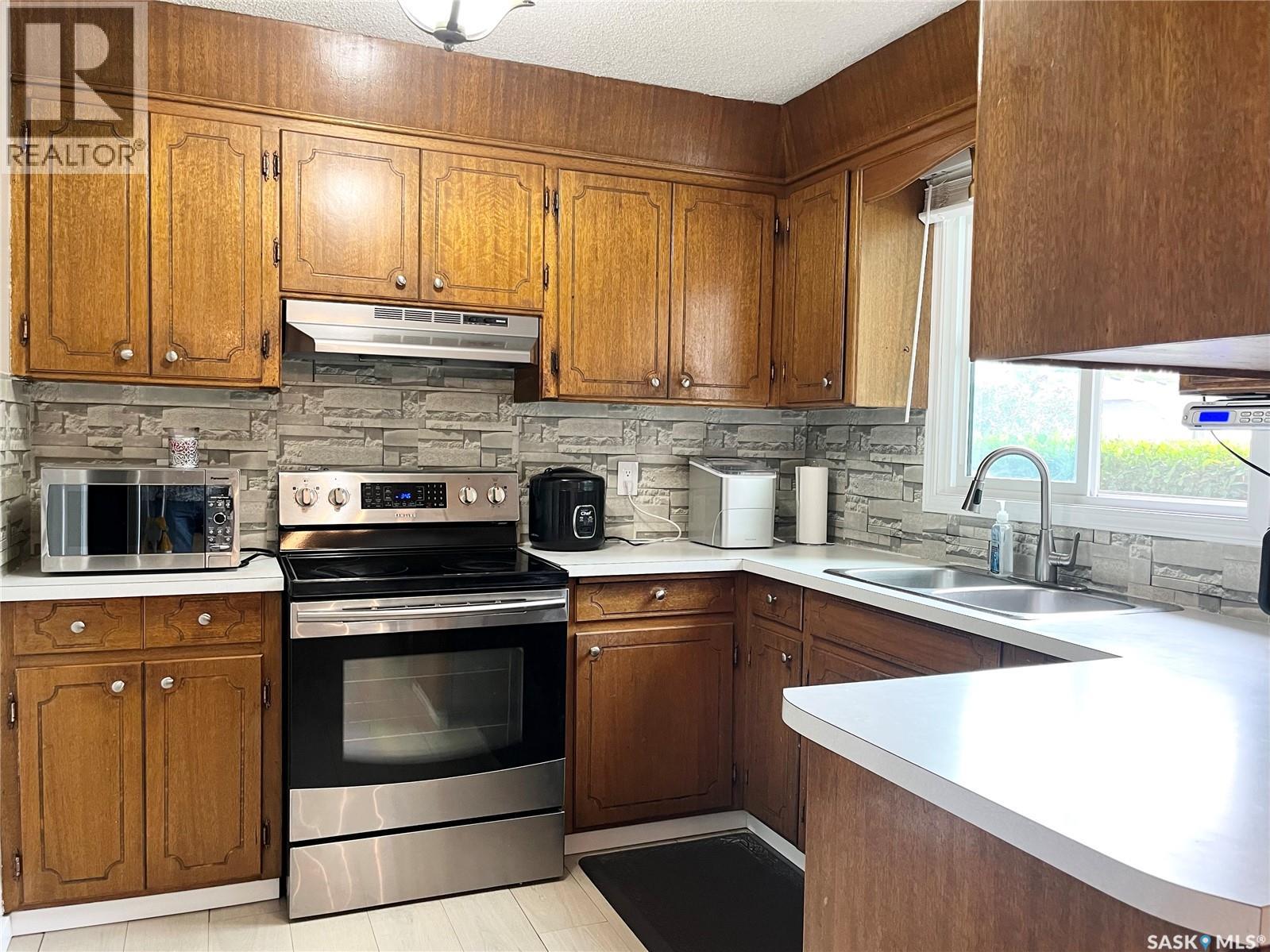 10 Mackie Crescent, Saskatoon, Saskatchewan  S7L 3V3 - Photo 2 - SK042364