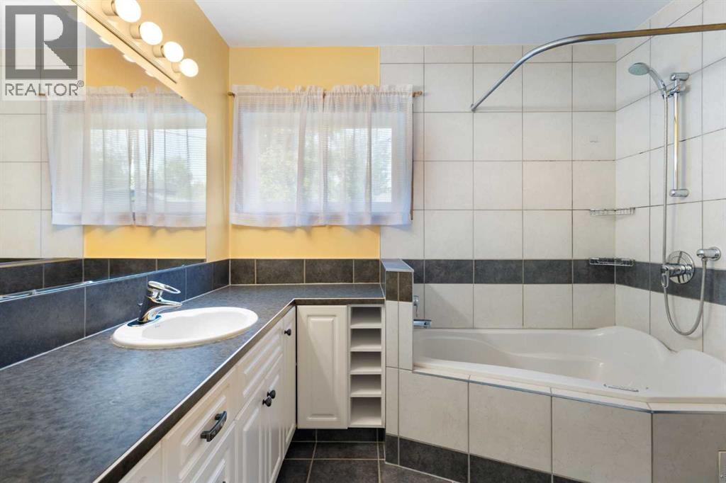 2712 Conrad Drive NW, Calgary, Alberta  T2L 1B4 - Photo 9 - A2331025