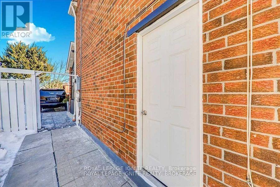 Bsmt - 32 Lansbury Drive, Toronto, Ontario  M1V 3H6 - Photo 4 - E13640846