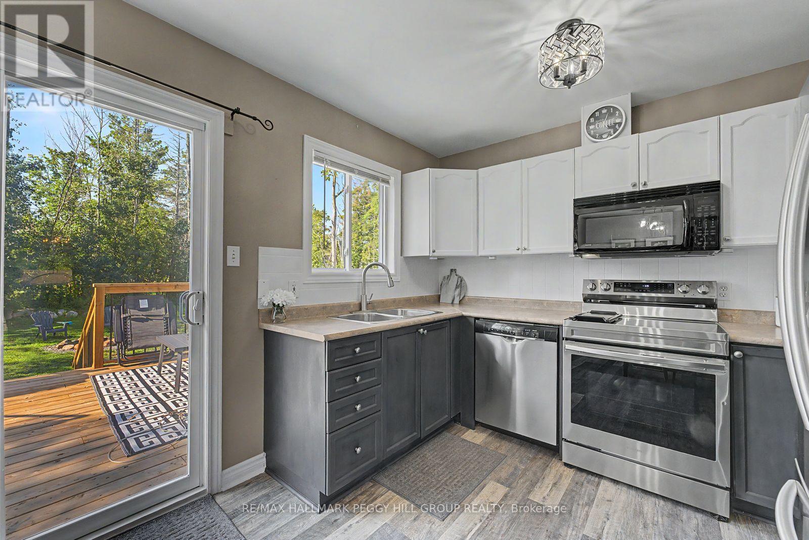 6 Rosemarie Drive, Oro-Medonte, Ontario  L0L 1T0 - Photo 9 - S13640898