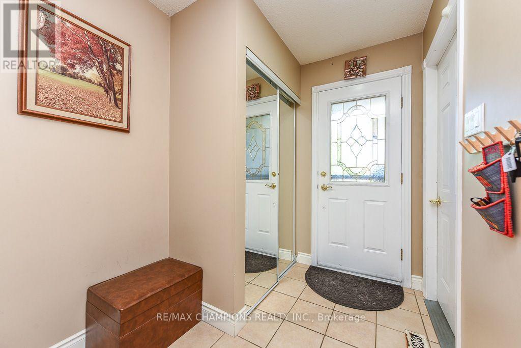 163 Simmons Boulevard, Brampton, Ontario  L6V 3Y2 - Photo 4 - W13640834