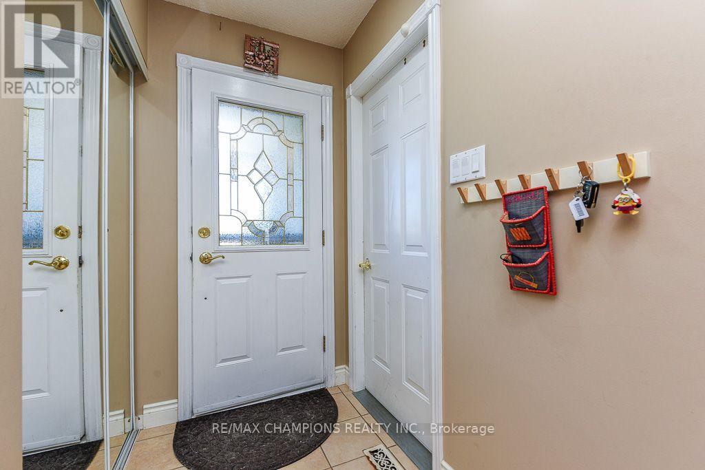 163 Simmons Boulevard, Brampton, Ontario  L6V 3Y2 - Photo 5 - W13640834