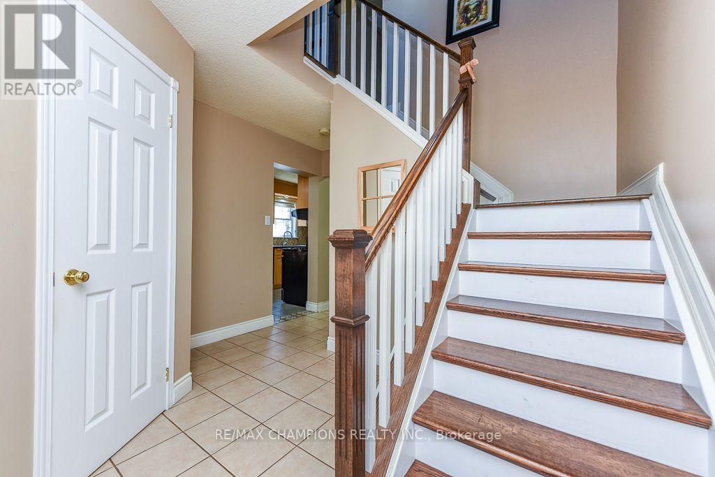 163 Simmons Boulevard, Brampton, Ontario  L6V 3Y2 - Photo 6 - W13640834