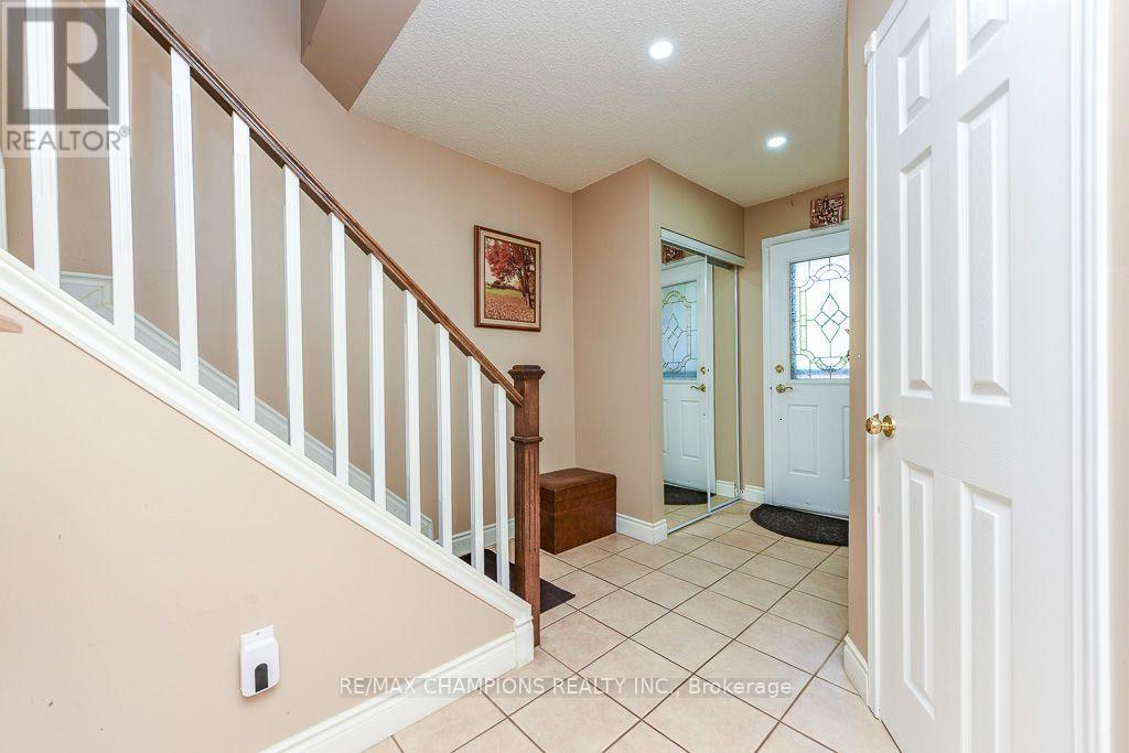 163 Simmons Boulevard, Brampton, Ontario  L6V 3Y2 - Photo 7 - W13640834