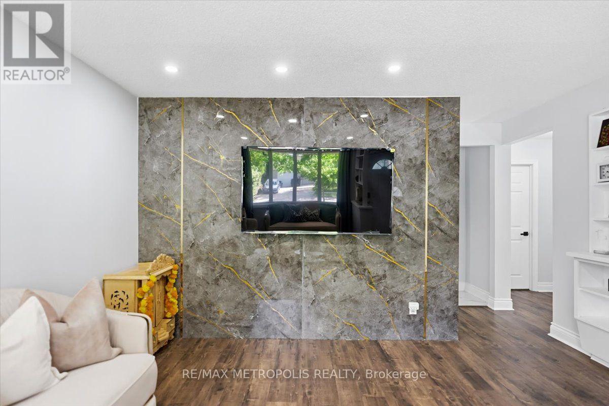 615 Dogwood Lane, Waterloo, Ontario  N2L 4Y2 - Photo 3 - X13640852