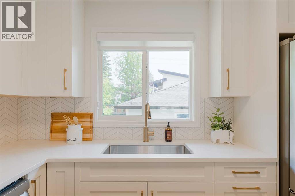 4112 19 Street NW, Calgary, Alberta  T2L 2B6 - Photo 9 - A2334776