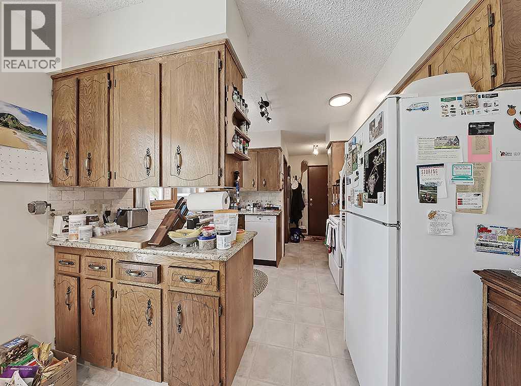 230 Oakwood Place SW, Calgary, Alberta  T2V 3Y6 - Photo 3 - A2334873