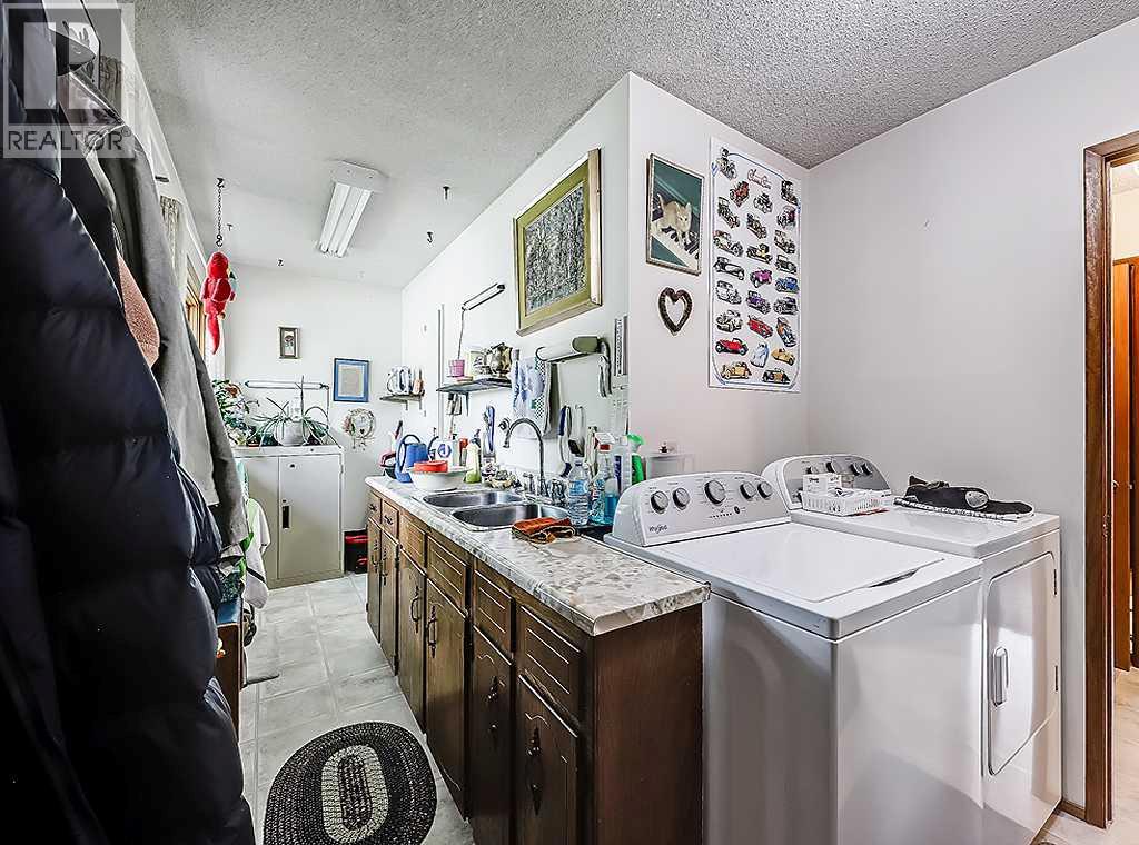 230 Oakwood Place SW, Calgary, Alberta  T2V 3Y6 - Photo 9 - A2334873