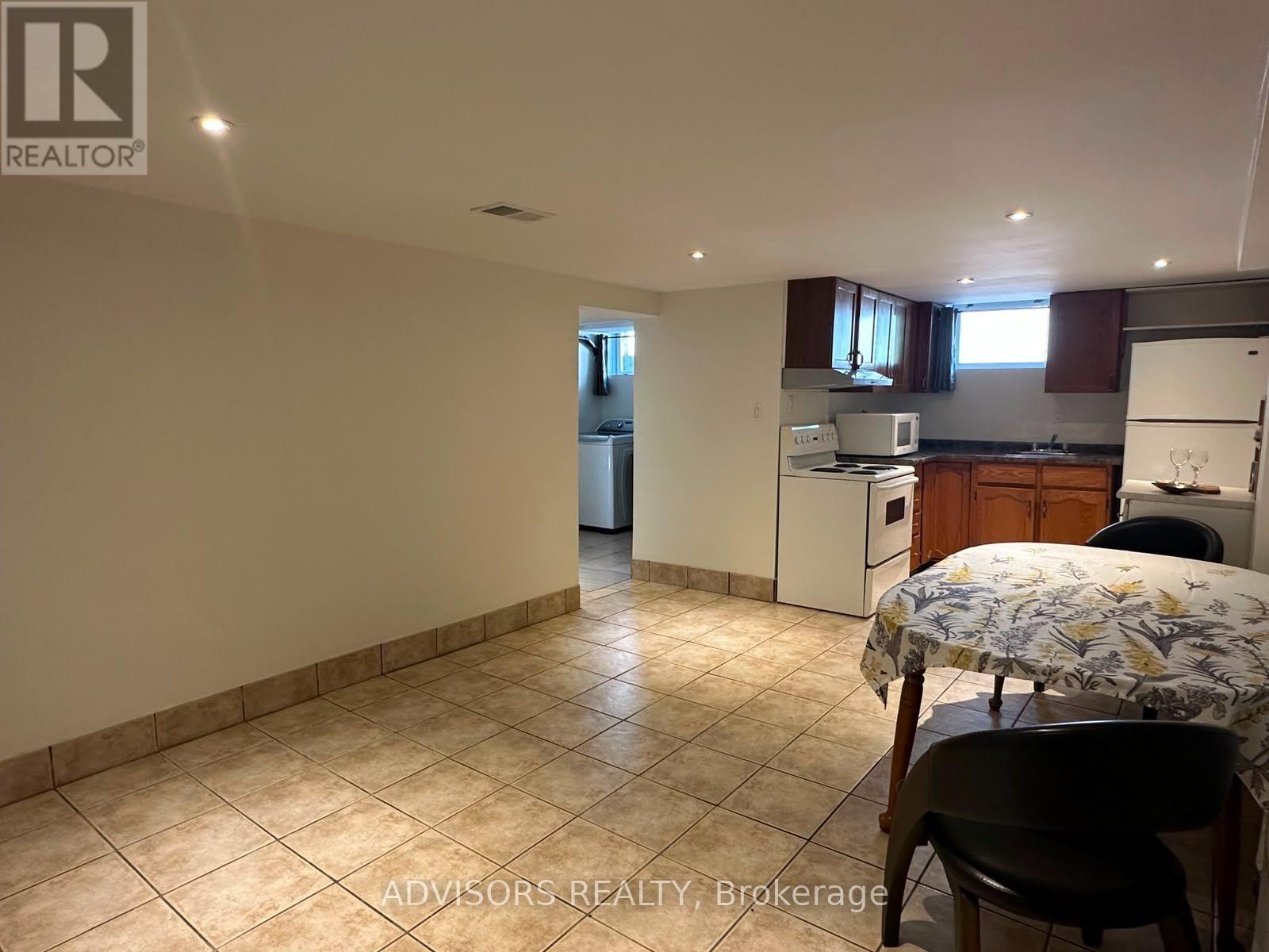 1470 Fisher Avenue, Burlington, Ontario  L7P 2L8 - Photo 2 - W13637144