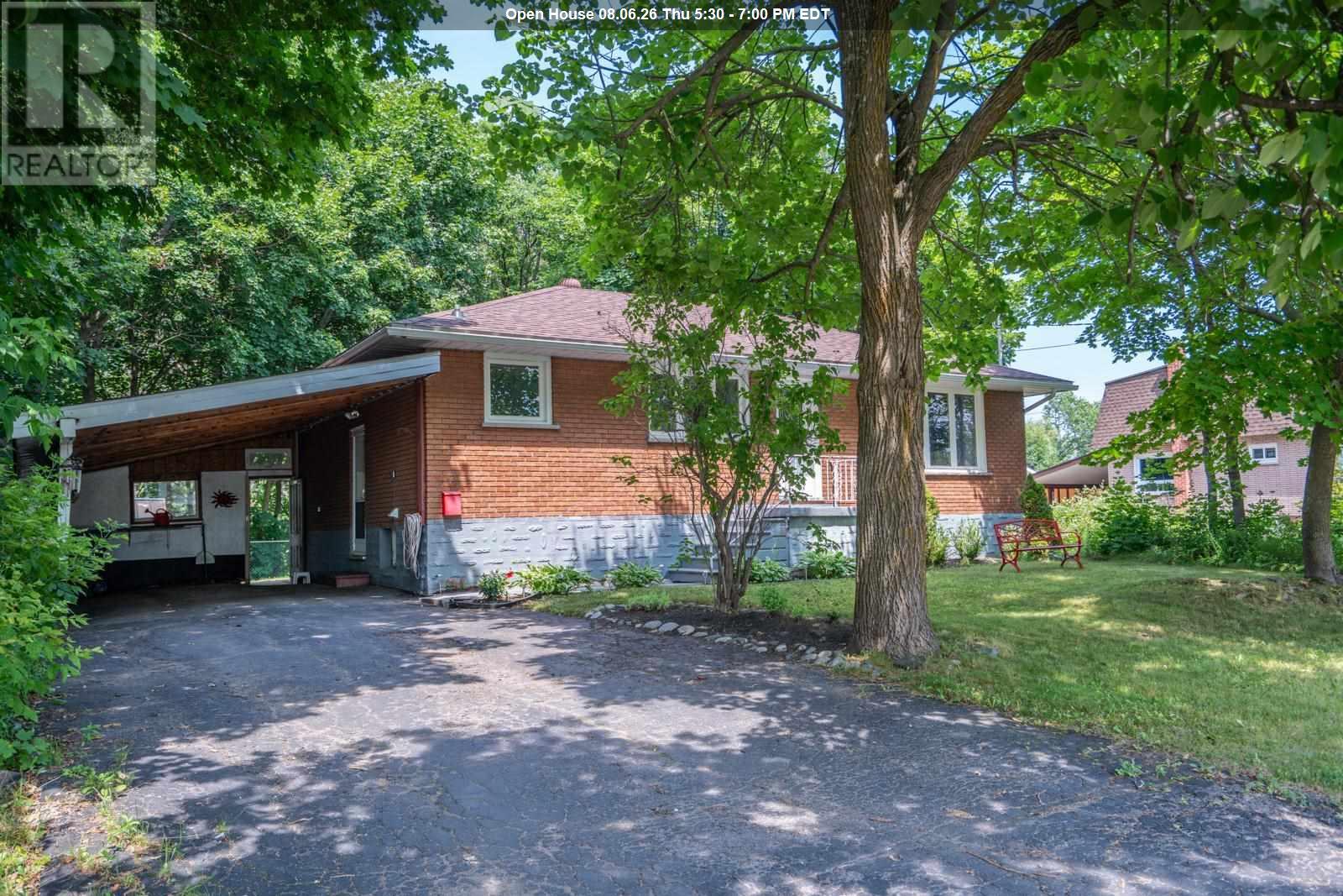 52 Stevens St, Sault Ste. Marie, Ontario P6B 3N7 - Photo 1 - SM262060