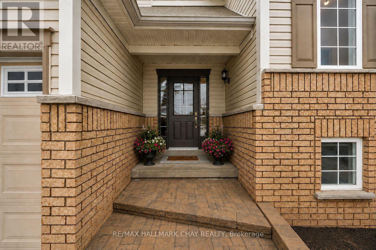 12 Oakmont Avenue, Oro-Medonte, Ontario  L0L 2L0 - Photo 2 - S13636814