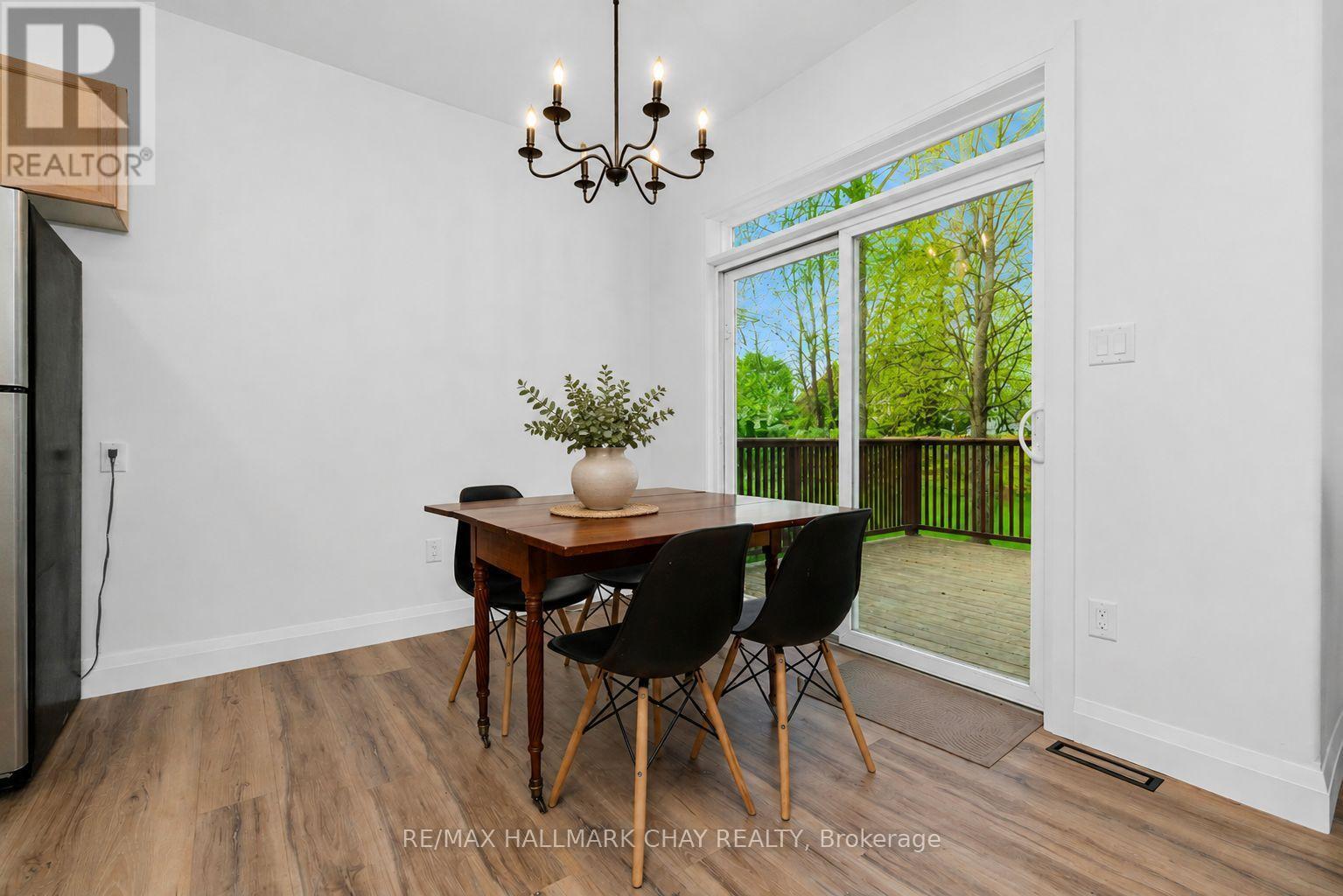 12 Oakmont Avenue, Oro-Medonte, Ontario  L0L 2L0 - Photo 10 - S13636814