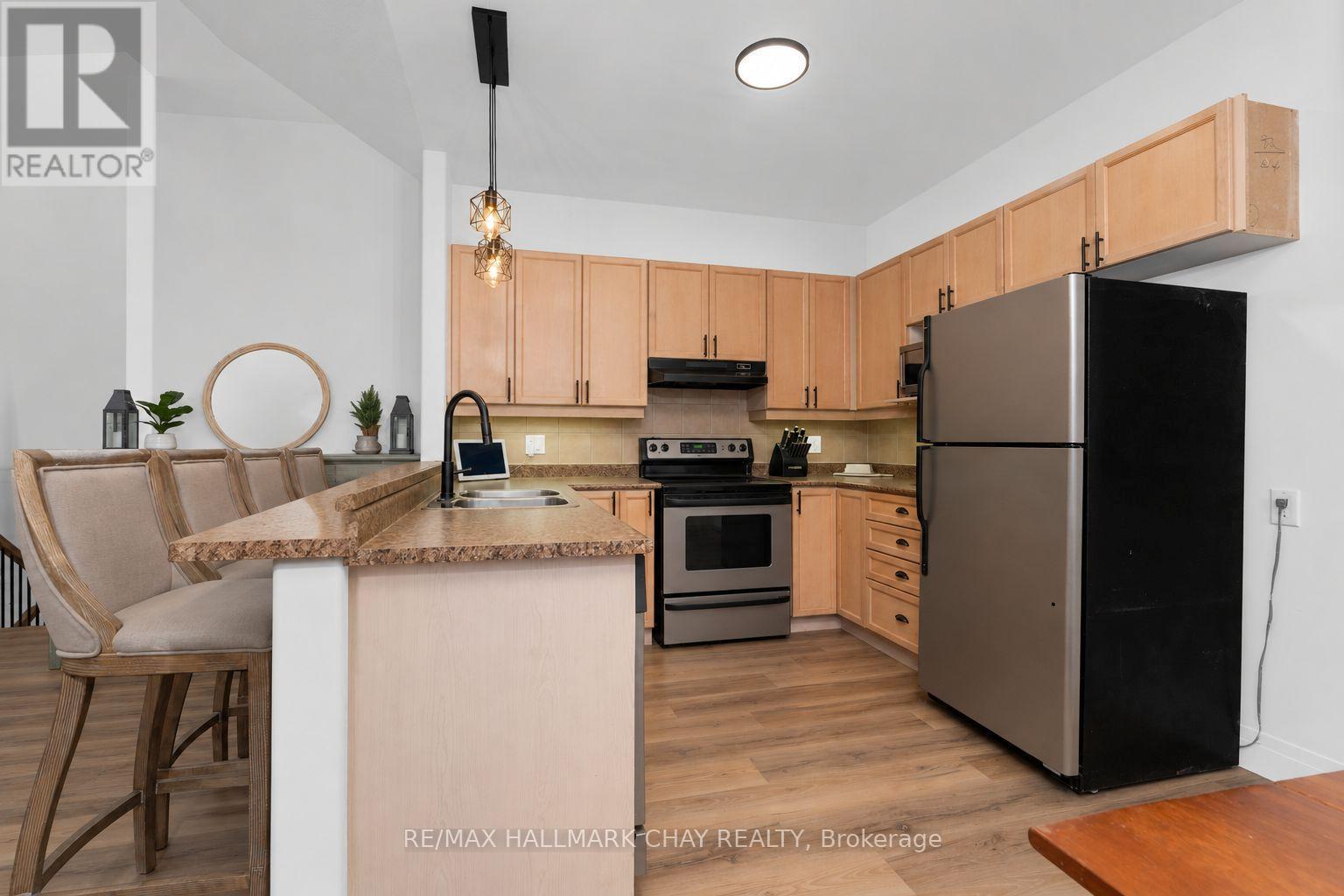 12 Oakmont Avenue, Oro-Medonte, Ontario  L0L 2L0 - Photo 6 - S13636814