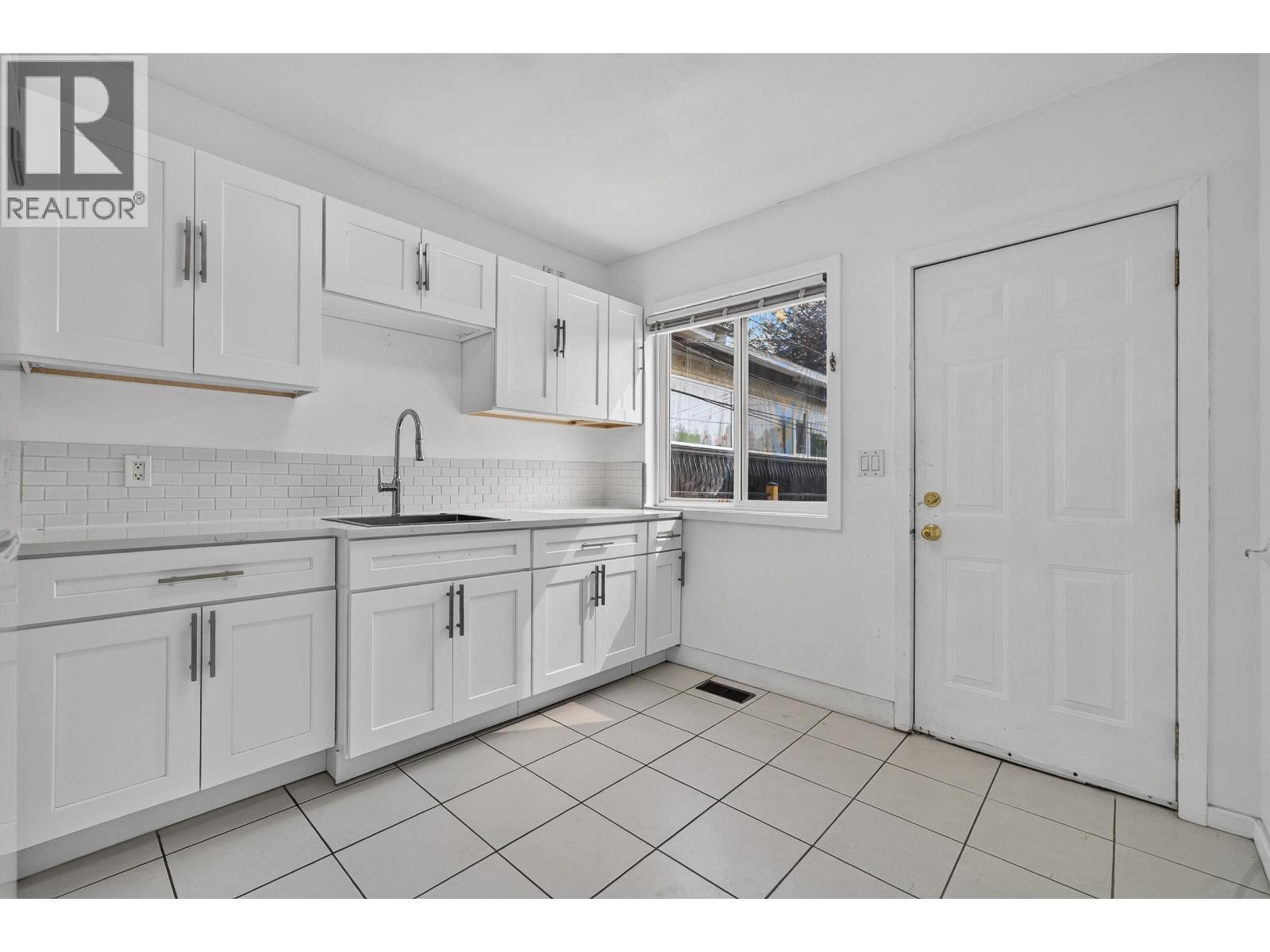 2316 Nanaimo Street, Vancouver, British Columbia V5N 5E3 - Photo 4 - R3152719