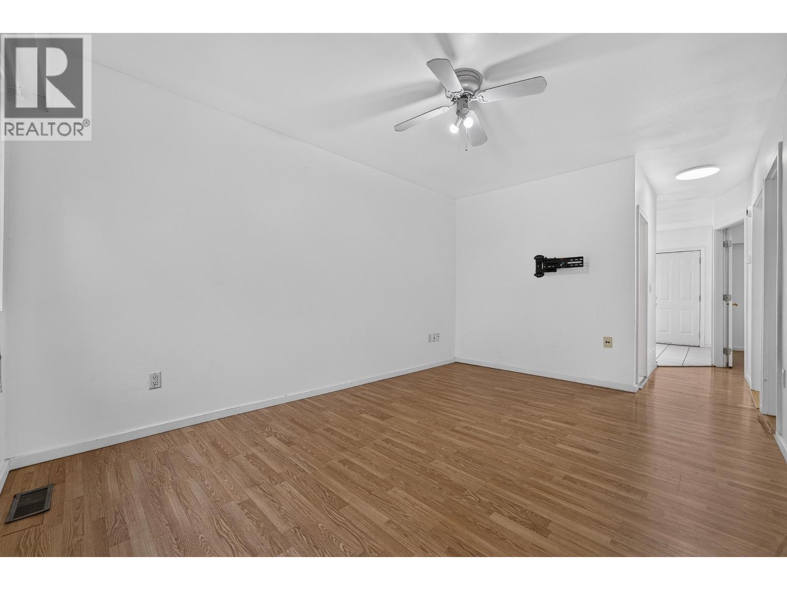 2316 Nanaimo Street, Vancouver, British Columbia V5N 5E3 - Photo 2 - R3152719