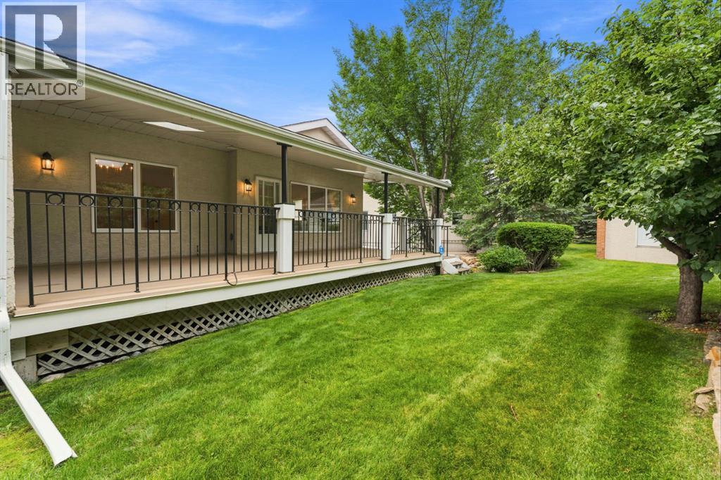 12 Prominence Point SW, Calgary, Alberta  T3H 3E8 - Photo 33 - A2331955