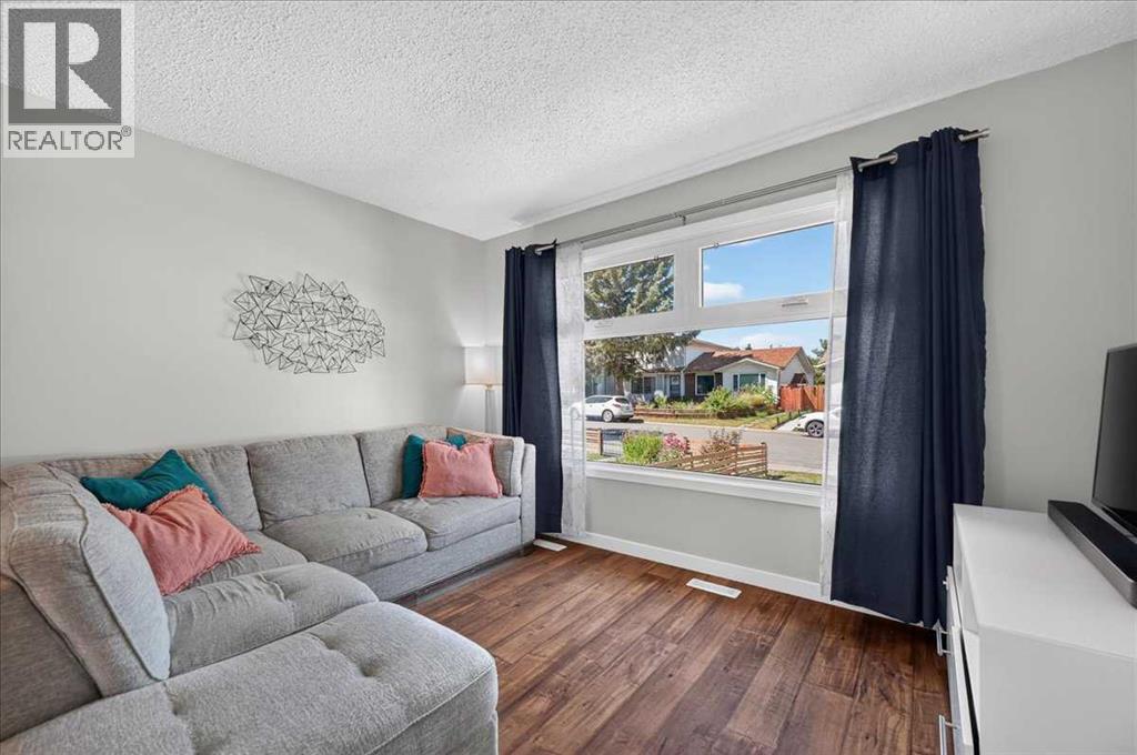 39 Midridge Gardens SE, Calgary, Alberta  T2X 1C4 - Photo 3 - A2333974