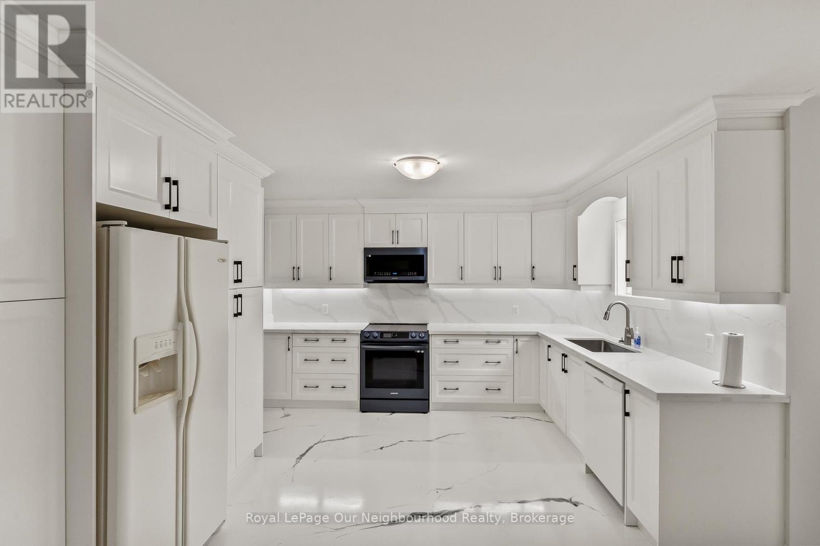 56 Glenabbey Drive, Clarington, Ontario  L1E 2B5 - Photo 4 - E13641136