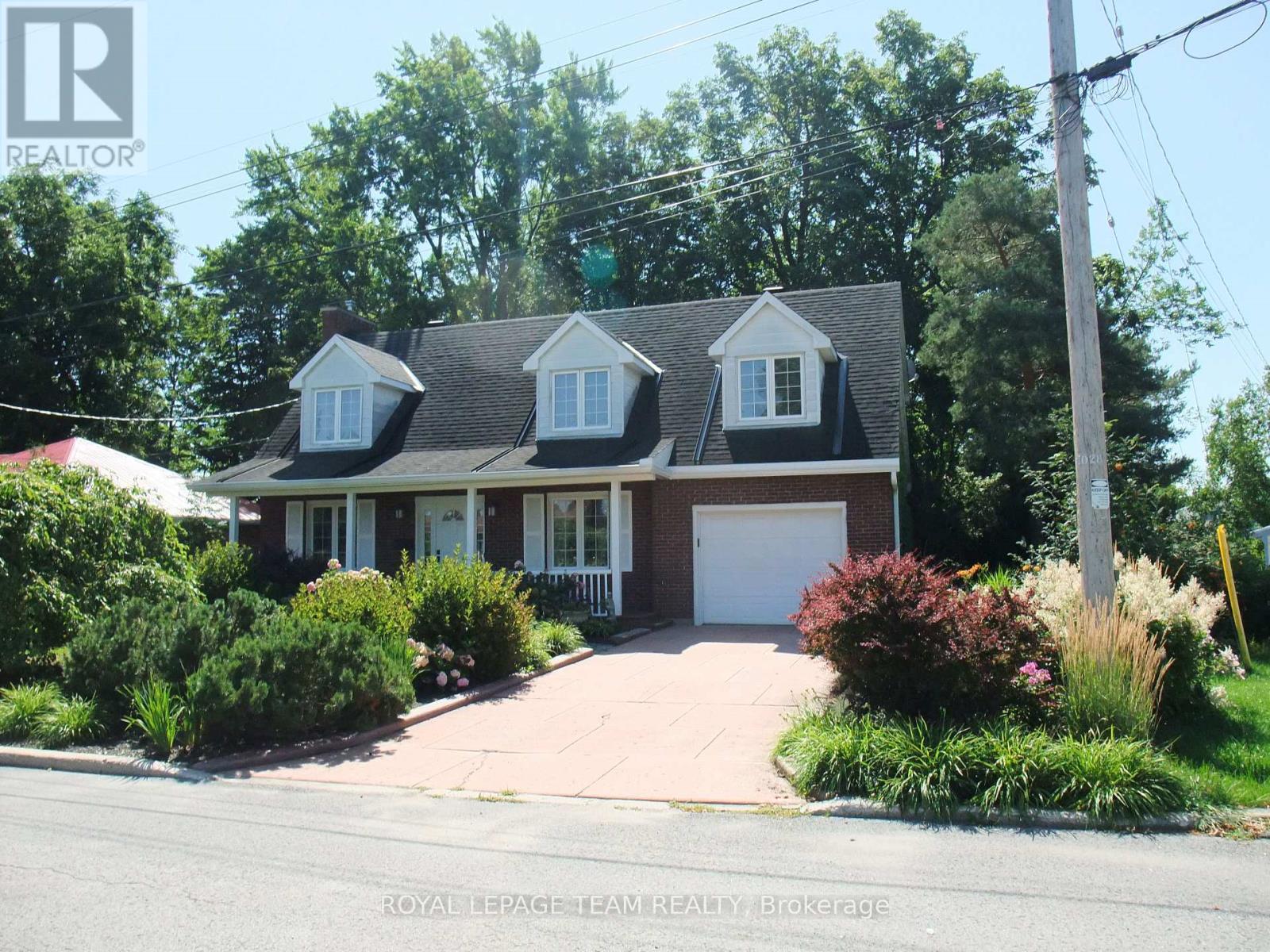 32 GARY CRESCENT, Arnprior, Ontario