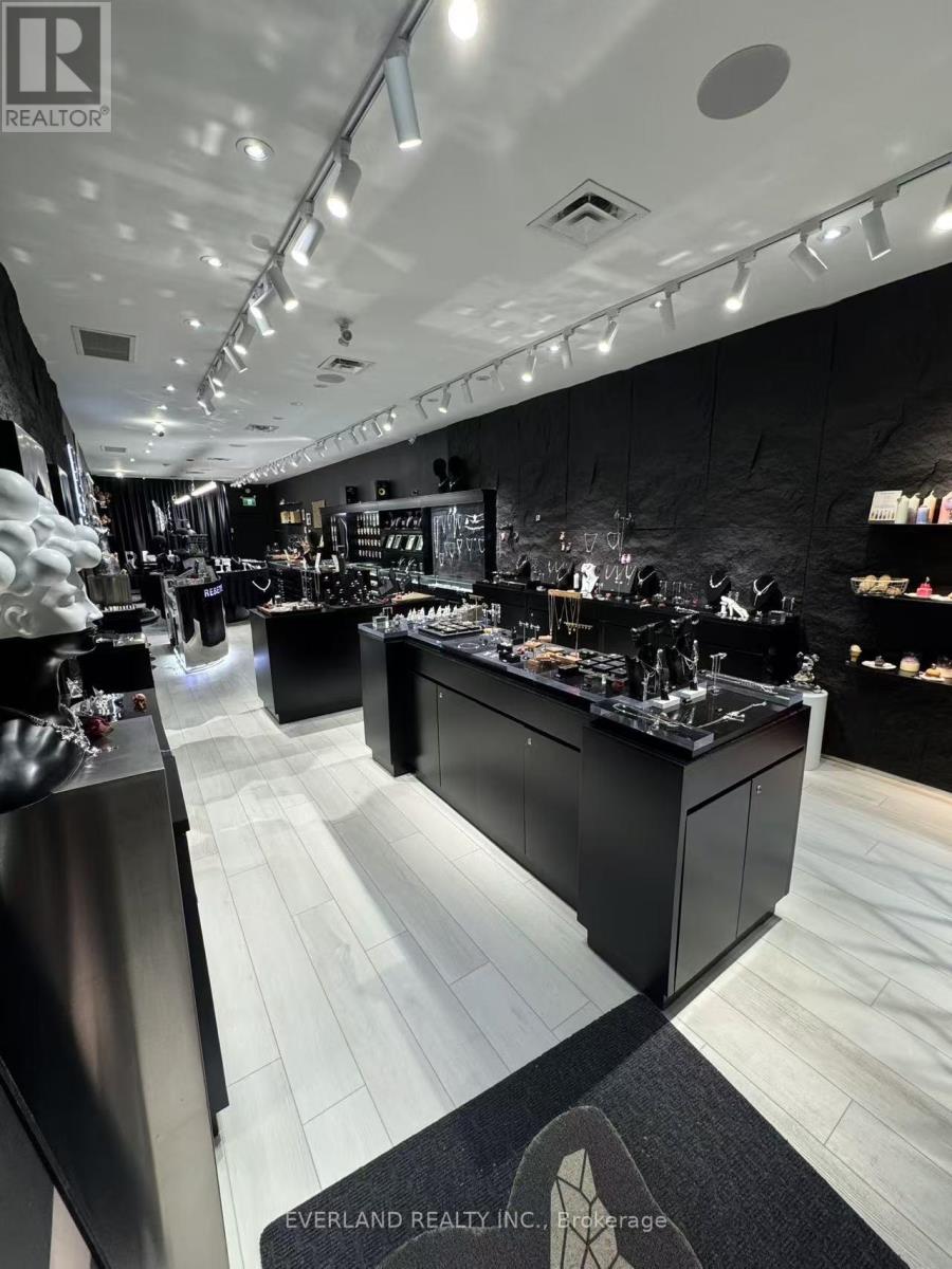 2515 Yonge Street, Toronto, Ontario  M4P 2H9 - Photo 3 - C13641190