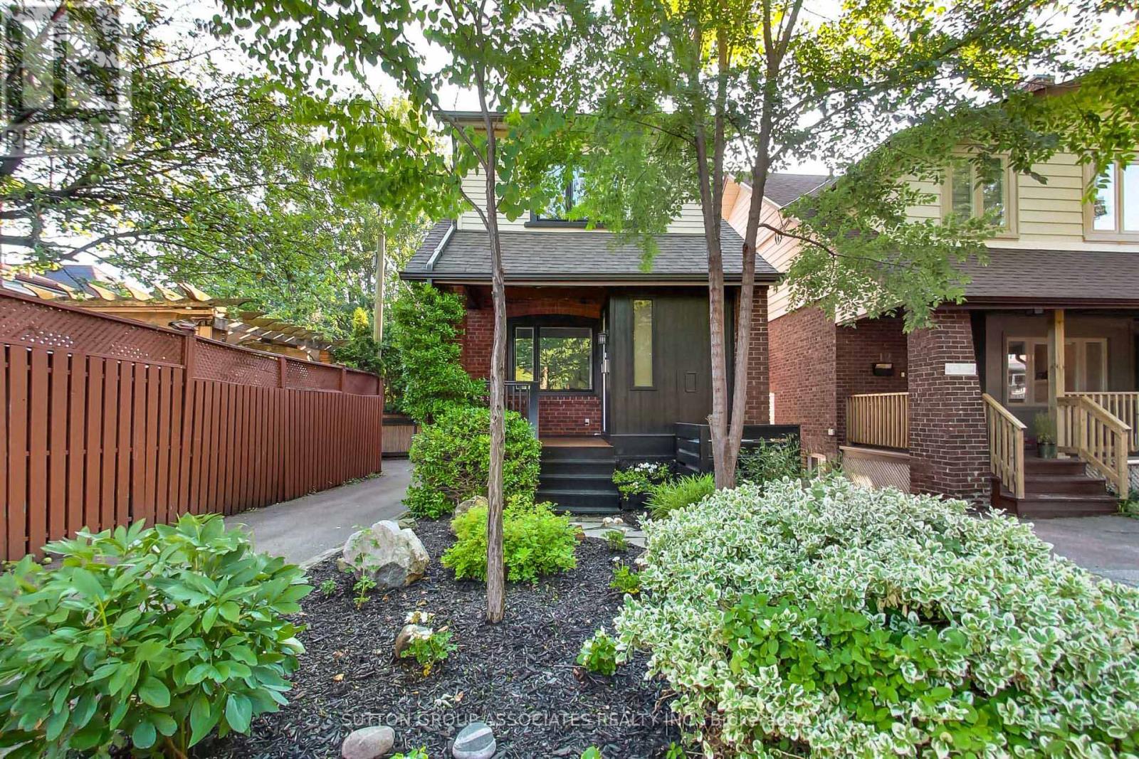 <div class="slider-price">$1,429,000</div><p>10 Winnett Avenue, Toronto, Ontario</p>