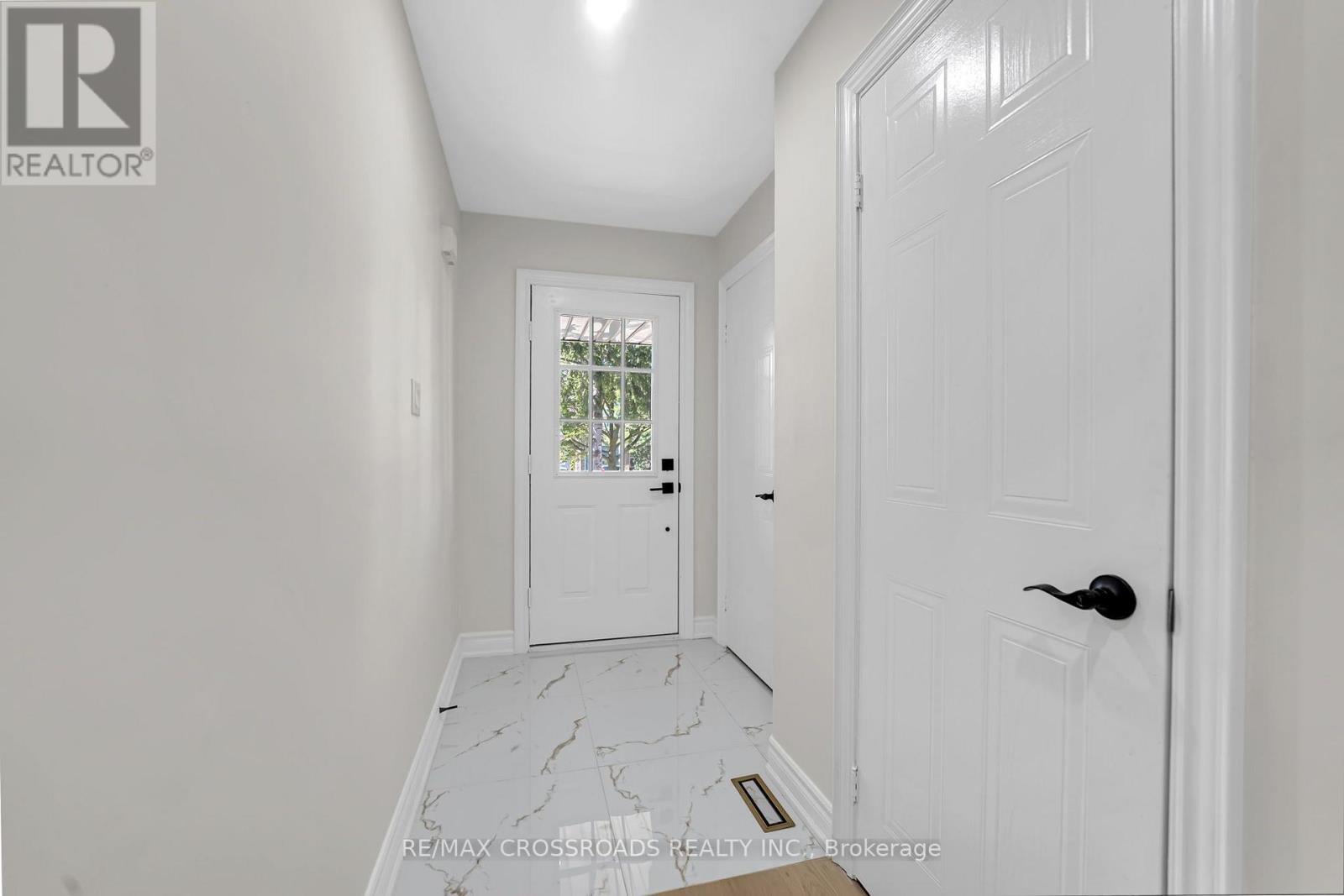 321 Sparrow Circle, Pickering, Ontario  L1V 6Y3 - Photo 5 - E13641142