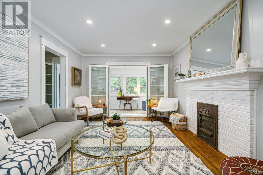 <div class="slider-price">$989,000</div><p>212 Lawlor Avenue, Toronto, Ontario</p>